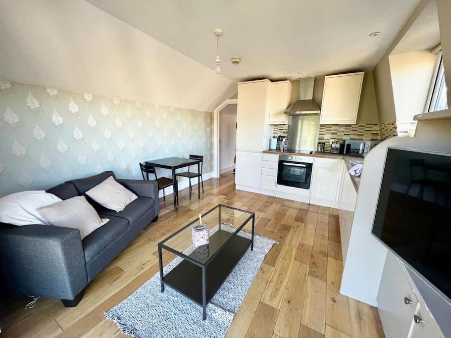 Lovely Two Bed Flat Лондон Экстерьер фото